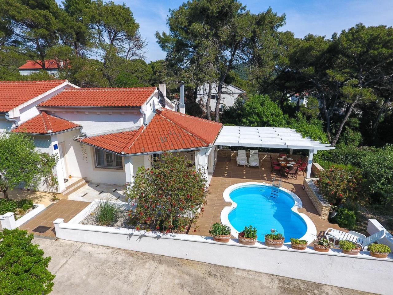 Spacious Holiday Home In Molat With Pool Brgulje Exterior photo